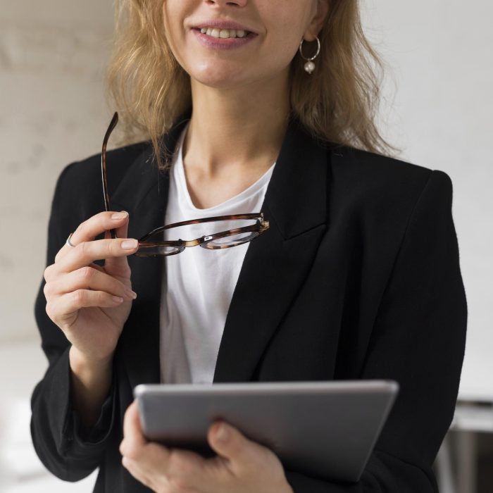 close-up-teacher-with-tablet